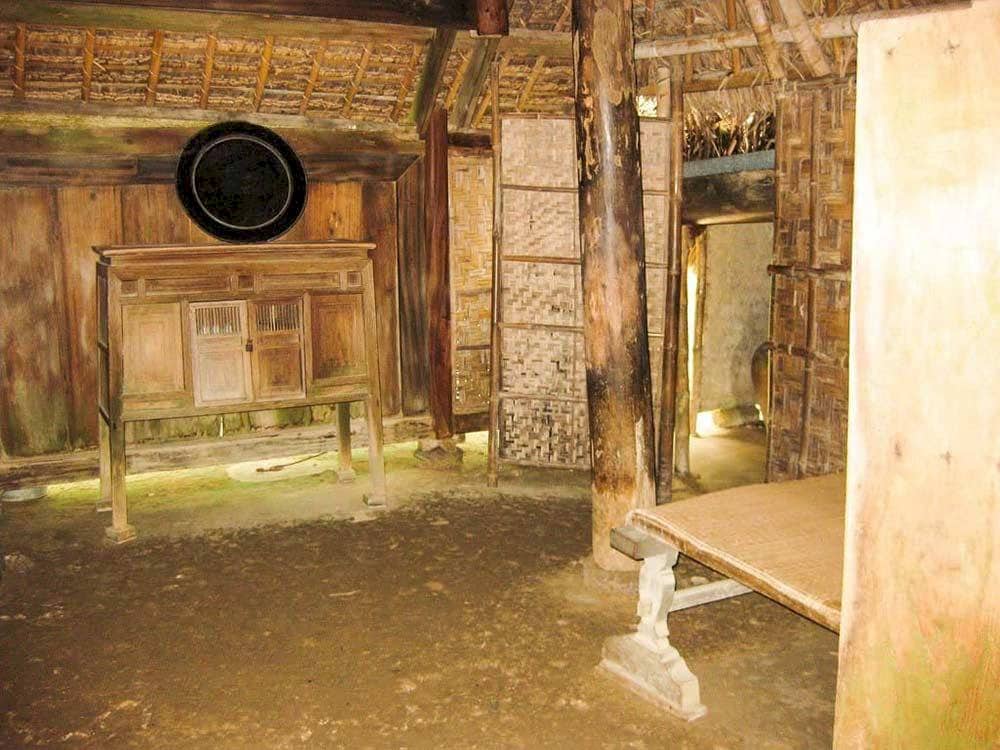 Bên trong ngôi nhà 5 gian được bài trí đơn sơ, ngăn nắp